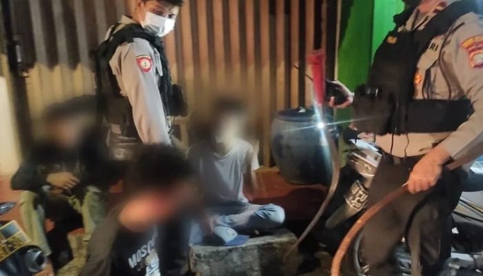 HENDAK TAWURAN, PELAJAR BAWA CELURIT DITANGKAP POLISI
