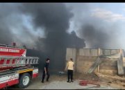 gudang bbm ilegal meledak di natar, satu mobil tangki dan 2 pickup hangus terbakar