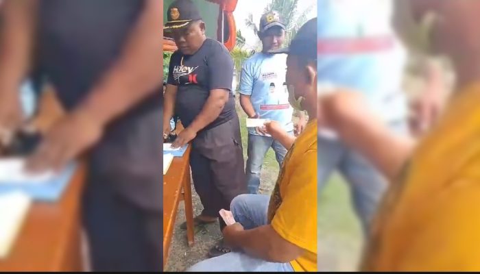 Viral! Warga berkaos paslon Bupati Lamteng Musa-Ahsan antre pembagian uang 100 ribu.