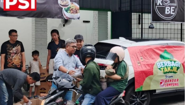 Pengurus DPD PSI Kota Bandar Lampung berbagi takjil