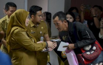 Pemkot Bandar Lampung Salurkan Bantuan Sosial Rp365 Juta untuk 69 Warga Sakit dan Korban Bencana Alam